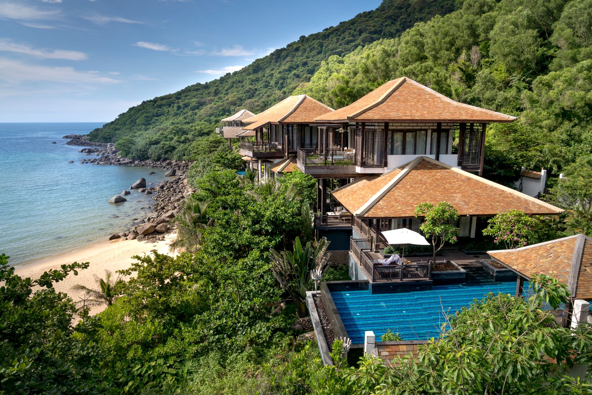 A tropical private villa with pool and beach access